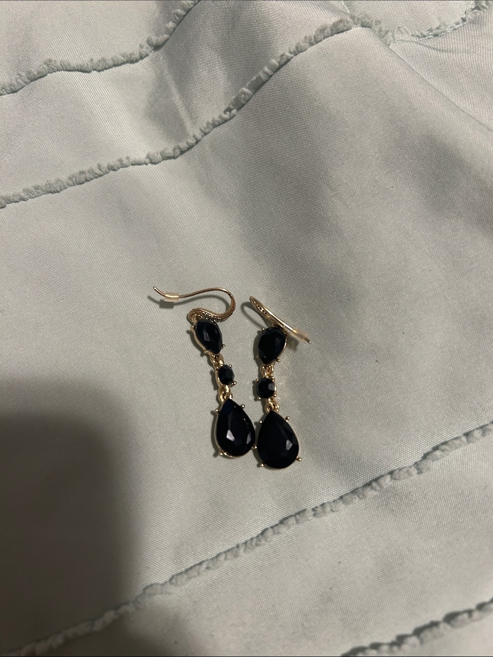 Elegant Black Teardrop Dangle Earrings - Gold Setting